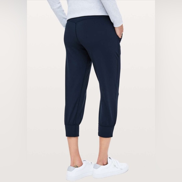 Lululemon🍋Align Jogger Crop 23" - Picture 2 of 8